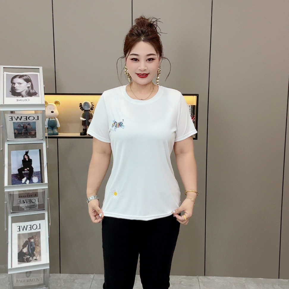 早春休闲百搭显瘦小马刺绣遮肉大码女装半袖女士时尚圆领