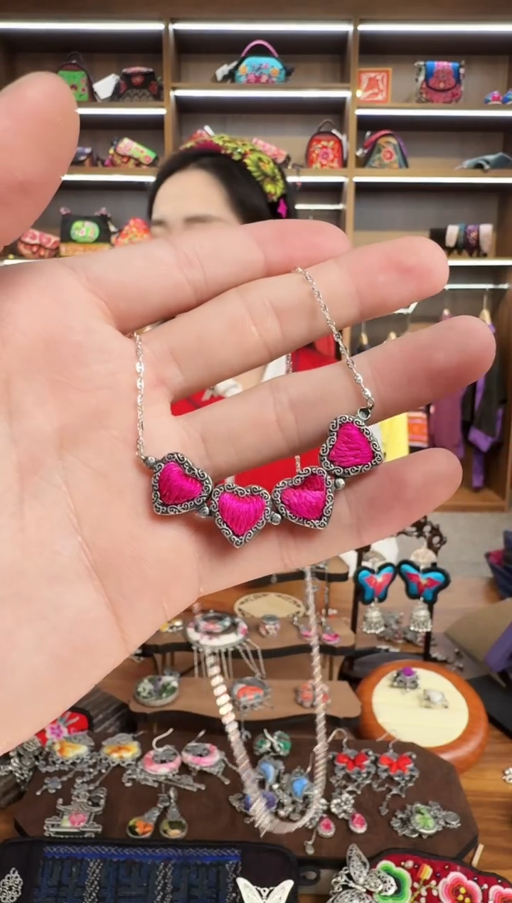 【闪购商品】织绣87蒙阿苏苗绣传承