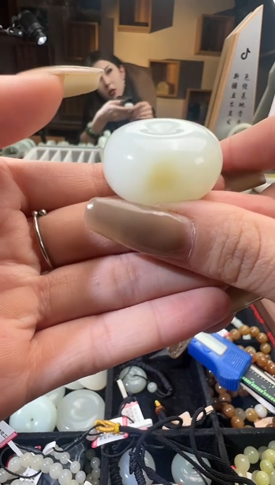 【闪购商品】和田玉吊坠(赠链)未镶嵌且末料金山糖白平安扣31.7克