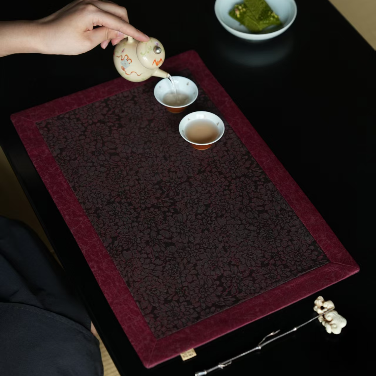 【芳华】四拼红色真丝提花香云纱茶席/红色树皮纹42*28（慢蓝S17343）