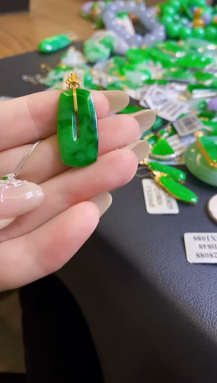 【闪购商品】定制翡翠18K金镶嵌吊坠