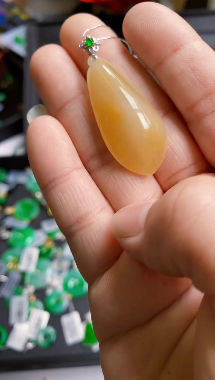 【闪购商品】翡翠颈饰18K金镶嵌瓜