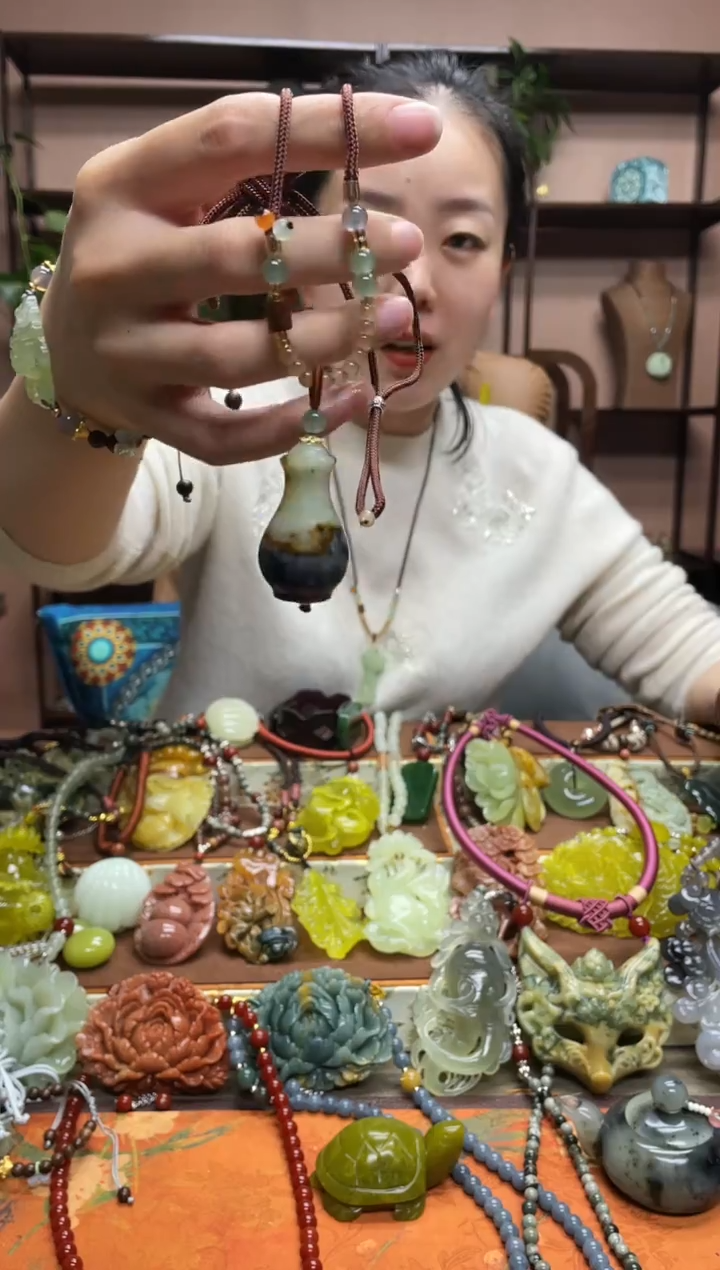 未镶嵌岫玉颈饰·