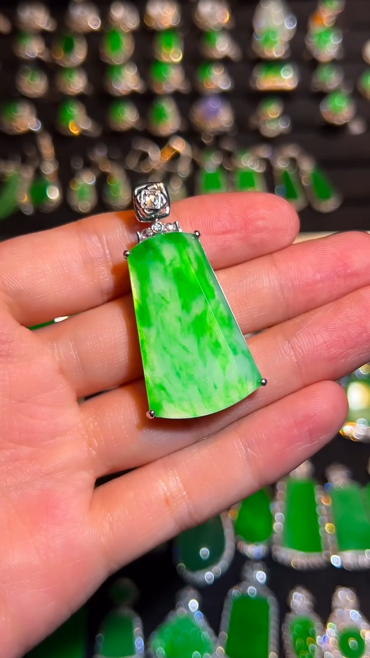 18K金镶嵌挂件翡翠吊坠