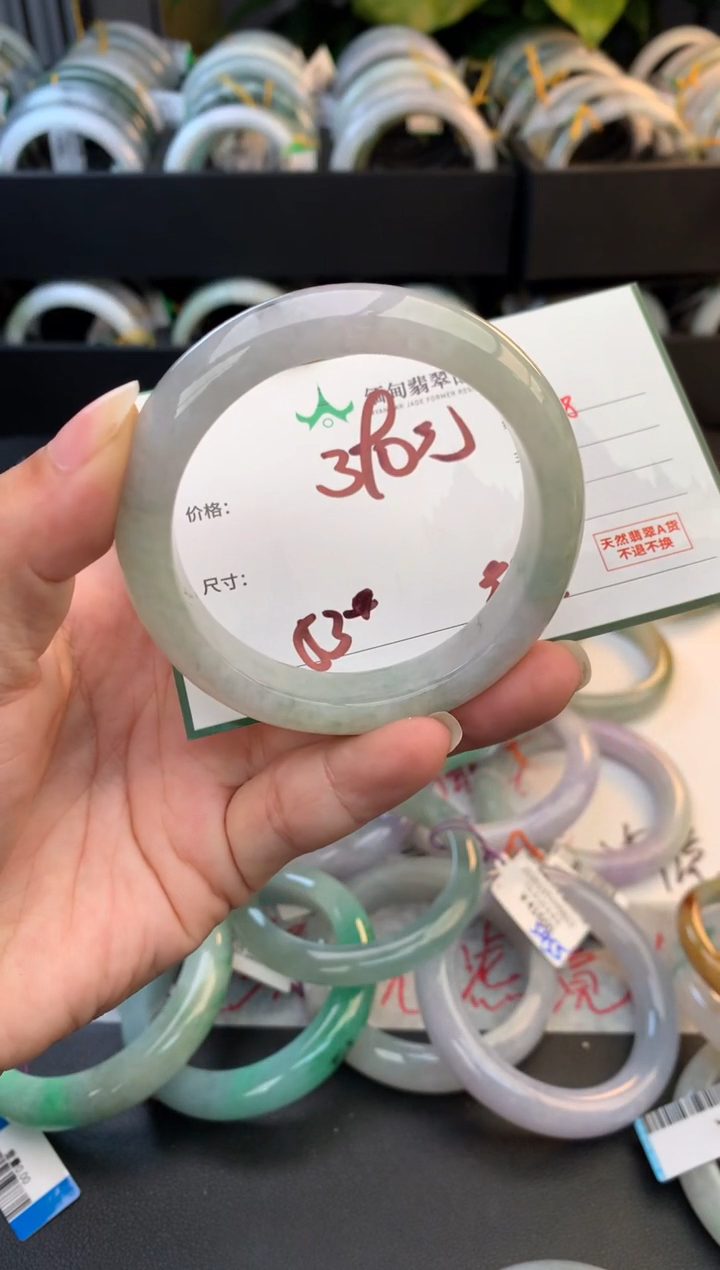 未镶嵌定制翡翠L****?毛货需精细抛光+多人