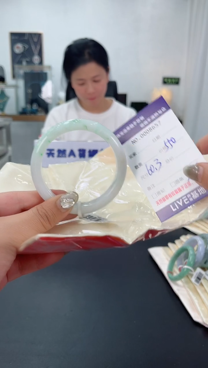【闪购商品】翡翠手镯未镶嵌天然翡翠A货