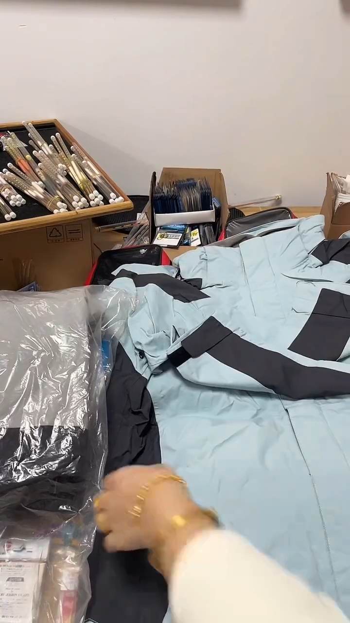 162XL（小码）淡蓝灰冲锋衣  以主播介绍为准