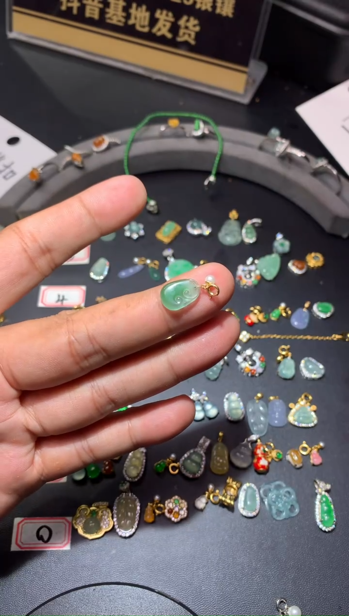 吊坠(不含链)18K金镶嵌翡翠半**甜1