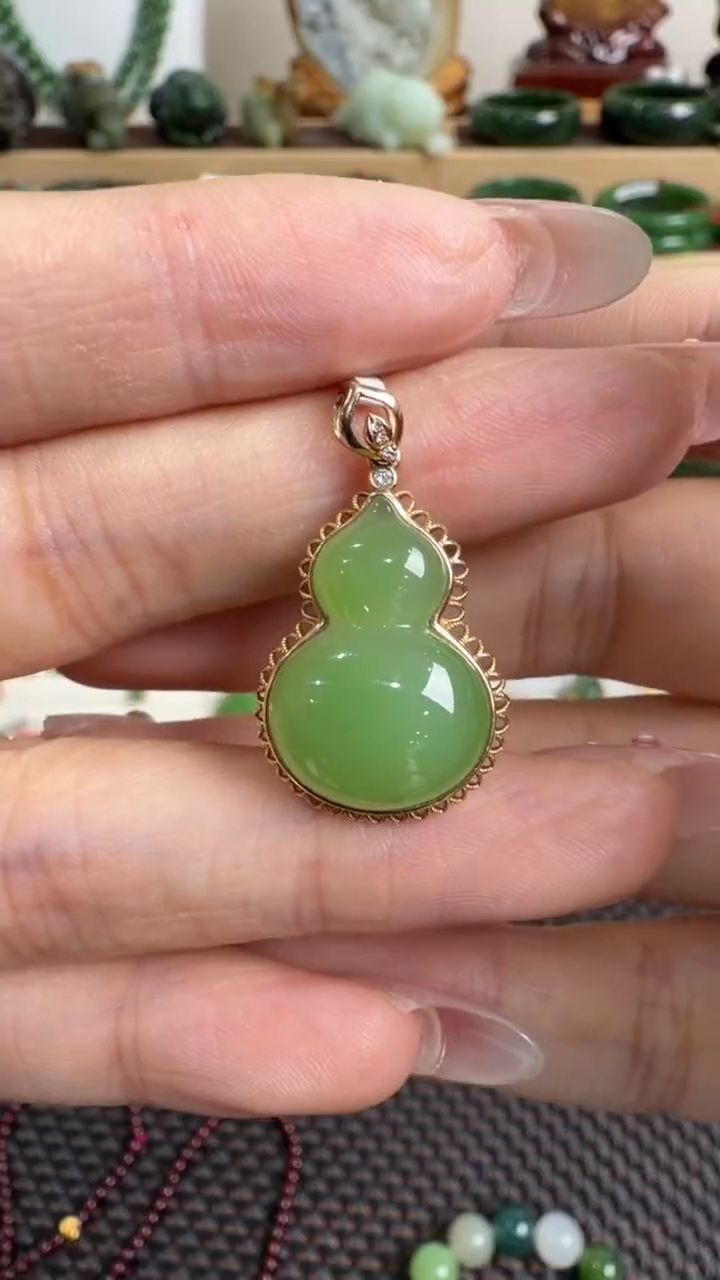 颈饰18K金镶嵌和田玉挂件