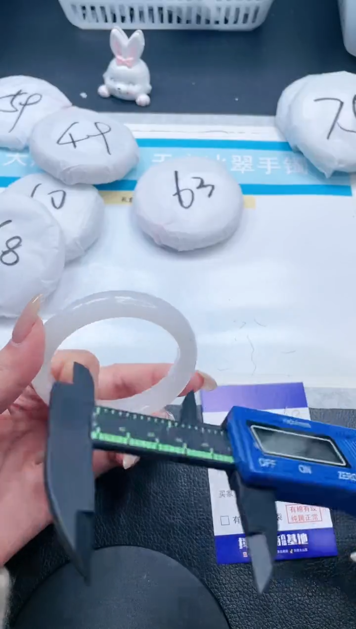 【闪购商品】石英质玉手镯未镶嵌26V48-56