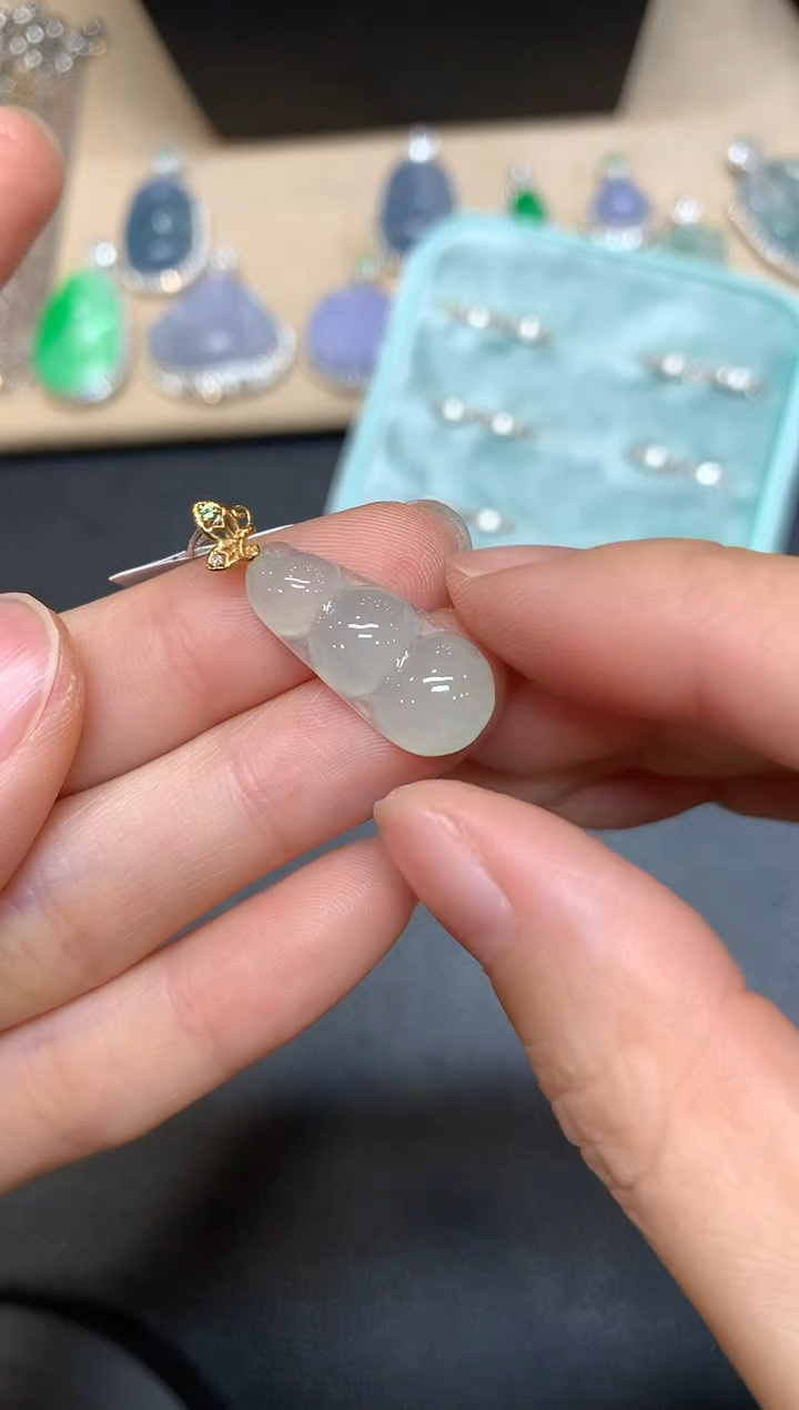 【闪购商品】翡翠颈饰18K金镶嵌福豆【无服务费