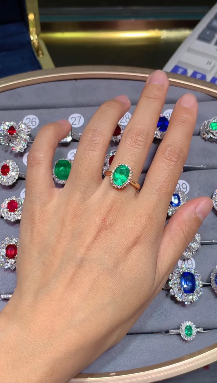 【闪购商品】祖母绿戒指18K金镶嵌2.6CT