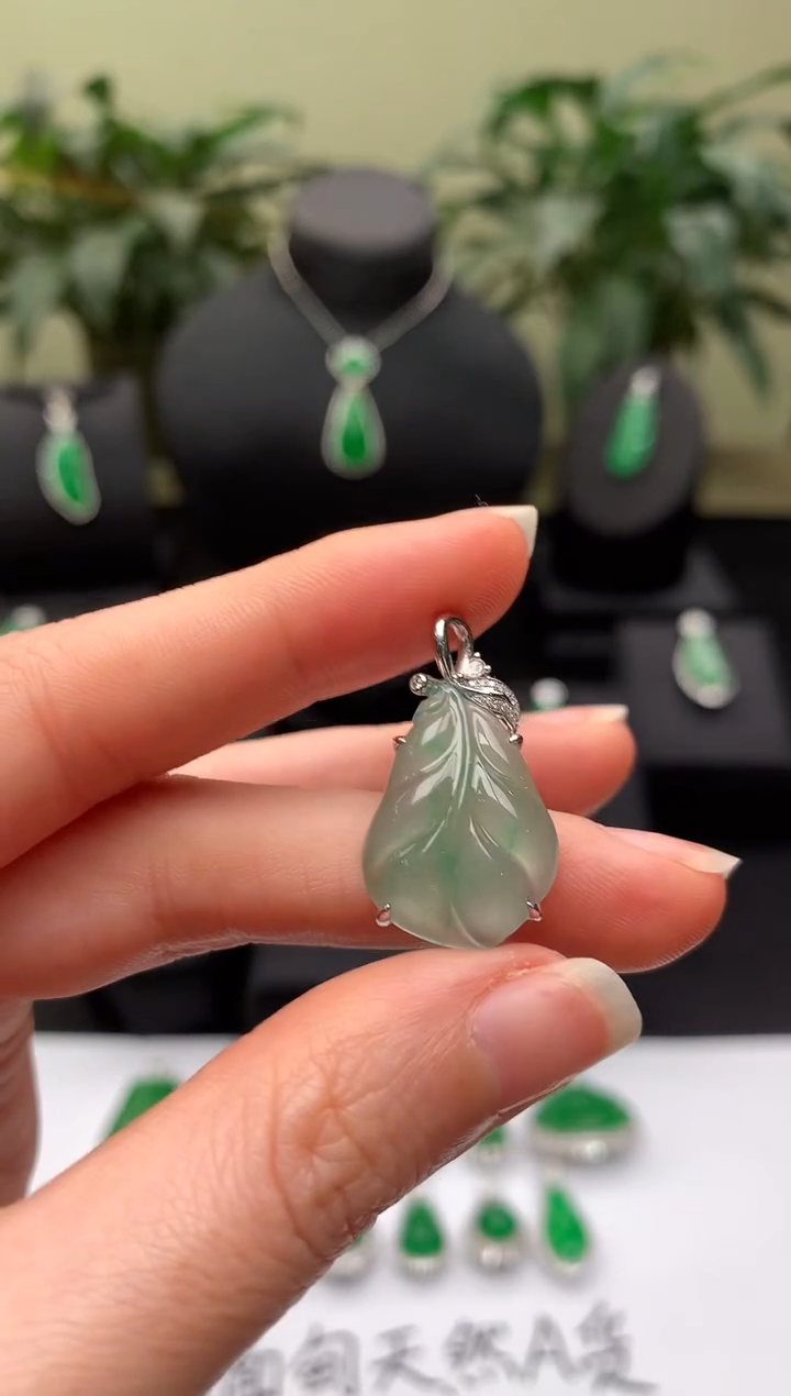 【闪购商品】翡翠颈饰18K金镶嵌叶子