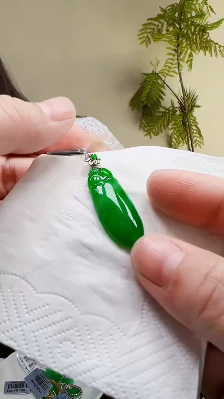 颈饰18K金镶嵌翡翠瓜
