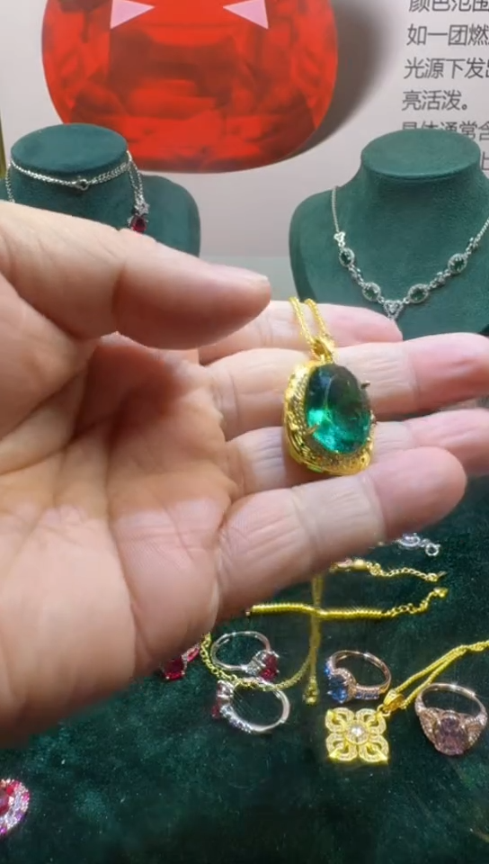 颈饰18K金镶嵌祖母绿0