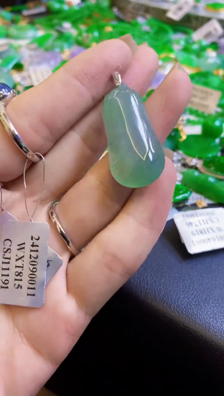 【闪购商品】翡翠颈饰18K金镶嵌瓜