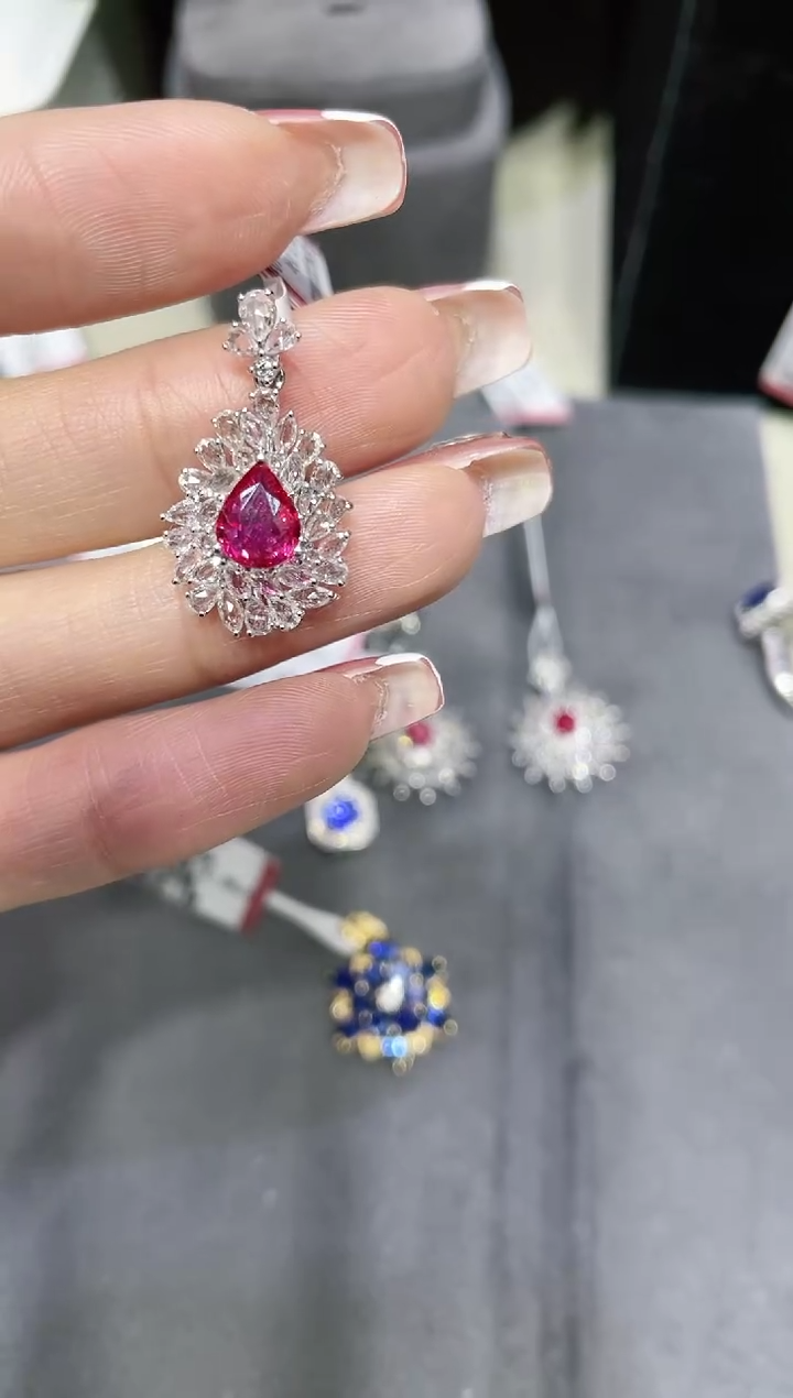 18K金镶嵌天然红宝石吊坠