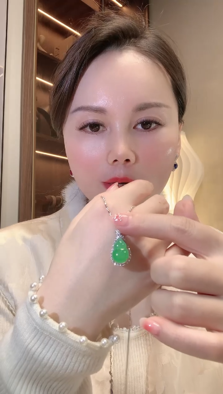 【闪购商品】翡翠吊坠(不含链)18K金镶嵌C63