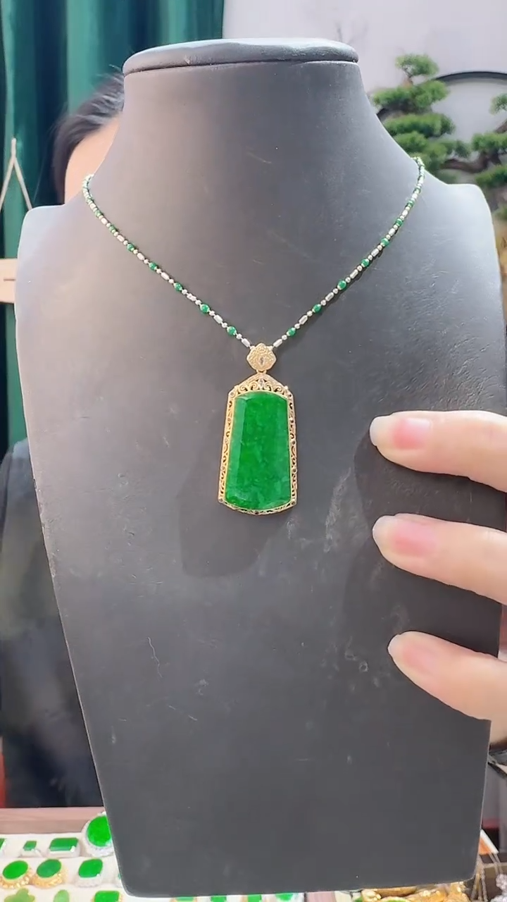 颈饰18K金镶嵌翡翠8888888