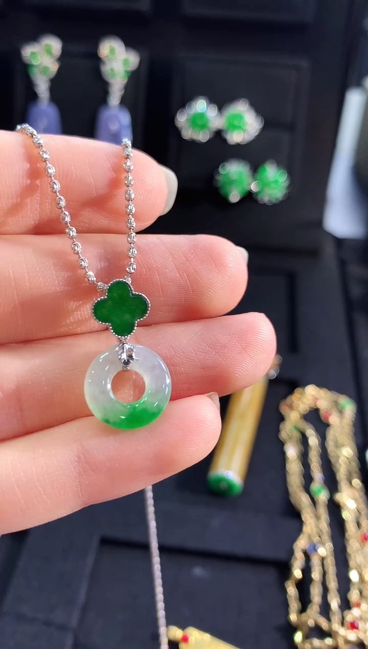 【闪购商品】翡翠吊坠(不含链)18K金镶嵌吊坠