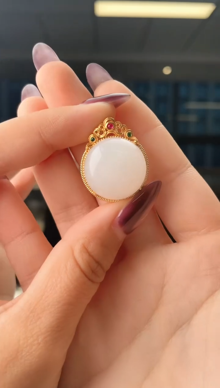 颈饰18K金镶嵌和田玉白玉蛋面吊坠 赠链