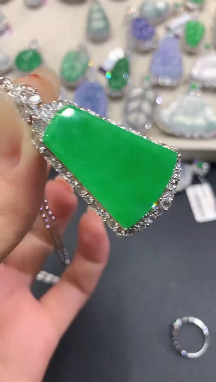 【闪购商品】翡翠吊坠(不含链)18K金镶嵌q101          