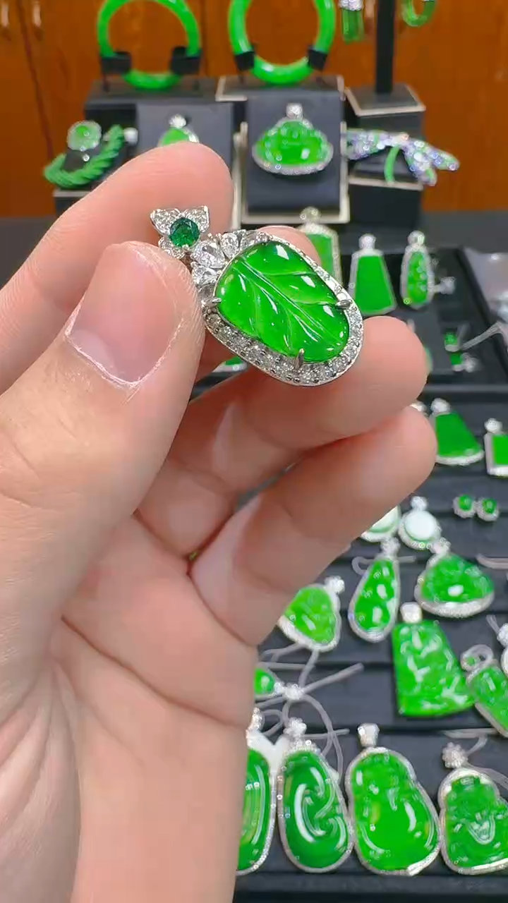 【闪购商品】翡翠吊坠(赠链)未镶嵌天然A货翡翠