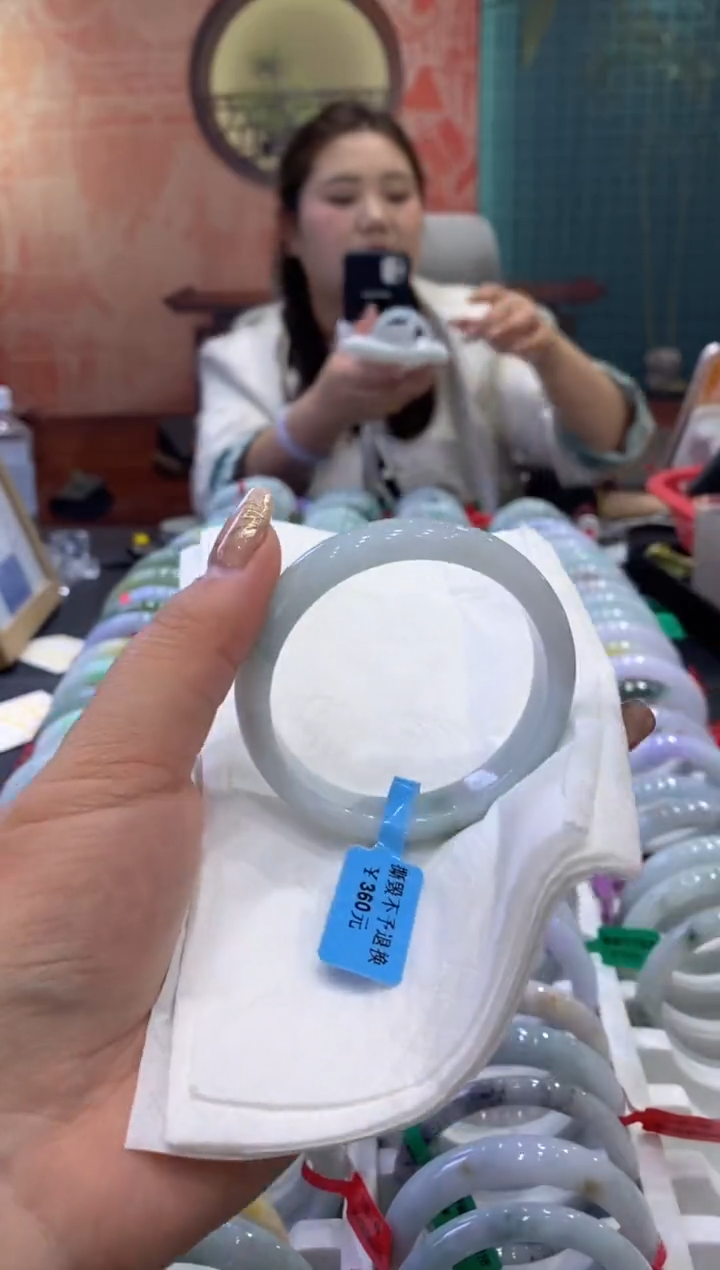 【闪购商品】翡翠手镯未镶嵌多人005470