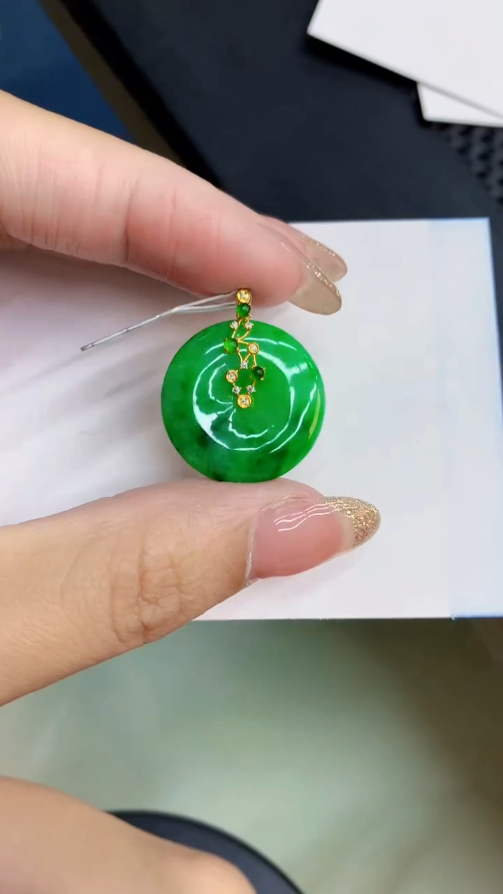 翡翠18K金镶嵌颈饰            8