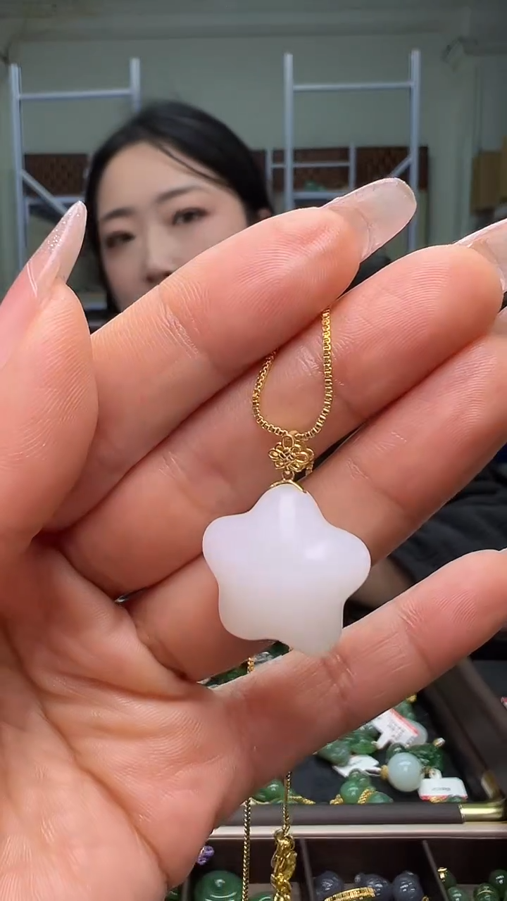 颈饰18K金镶嵌和田玉（多样性发货.发其一)12.23.104