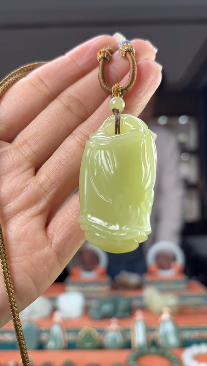 颈饰未镶嵌和田玉佩佩