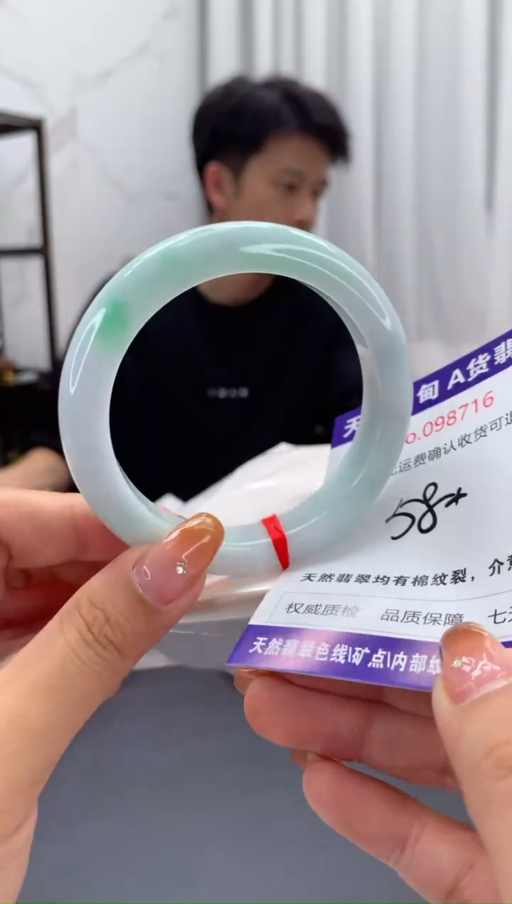 未镶嵌手镯翡翠有纹，完美者勿拍
