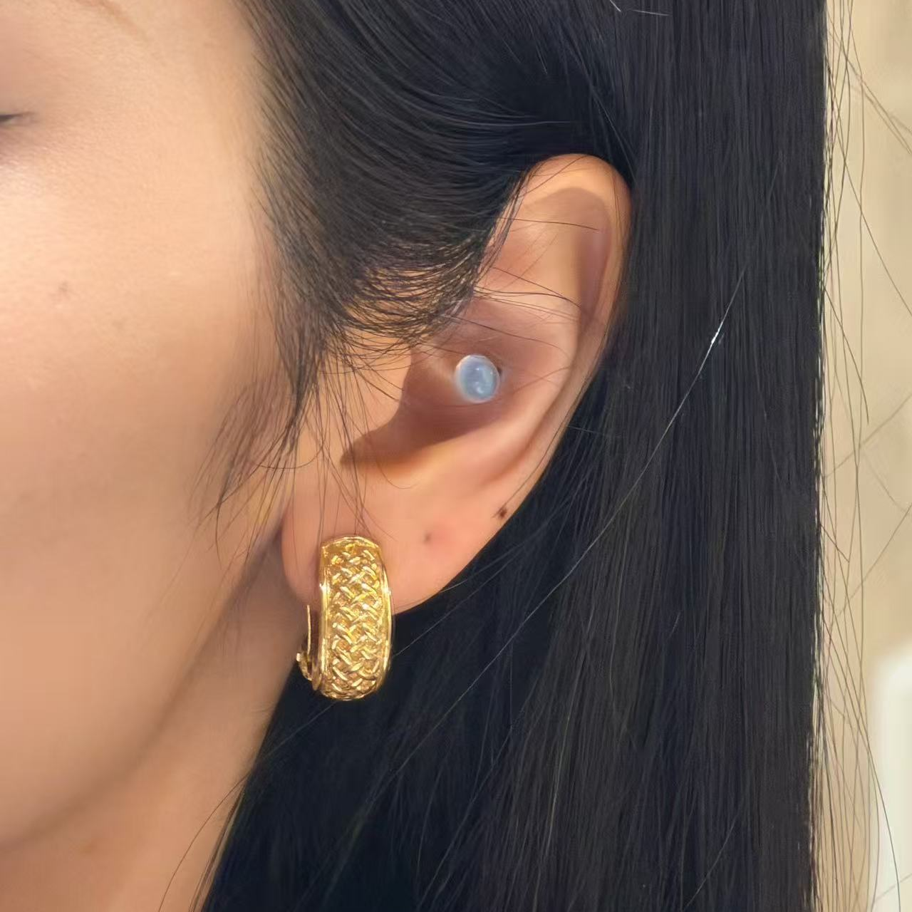 95新 DIOR/迪奥 展会外场！金色雕花耳圈