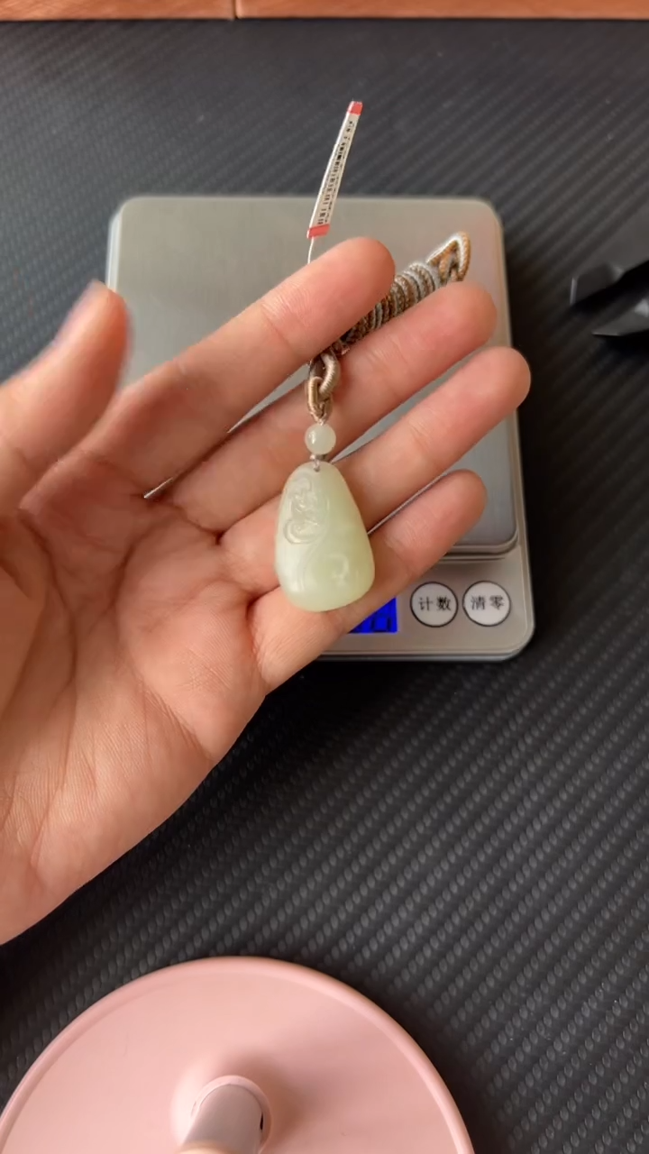 【闪购商品】和田玉吊坠(赠链)未镶嵌且末微色差迪克兰一细