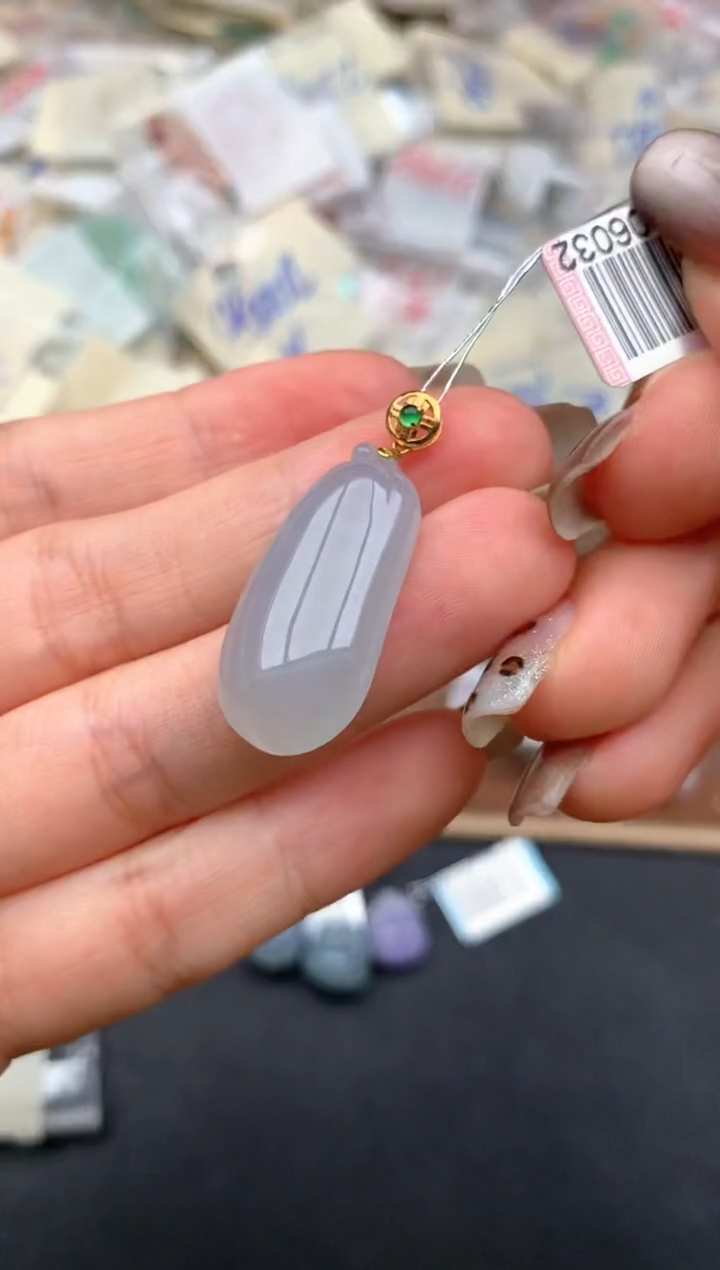 18K金镶嵌挂件翡翠一