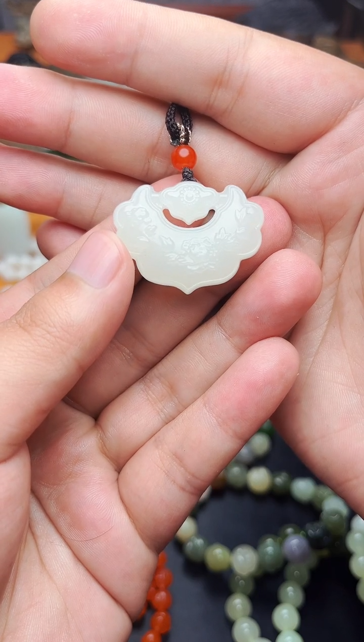 【闪购商品】和田玉颈饰未镶嵌如意锁01