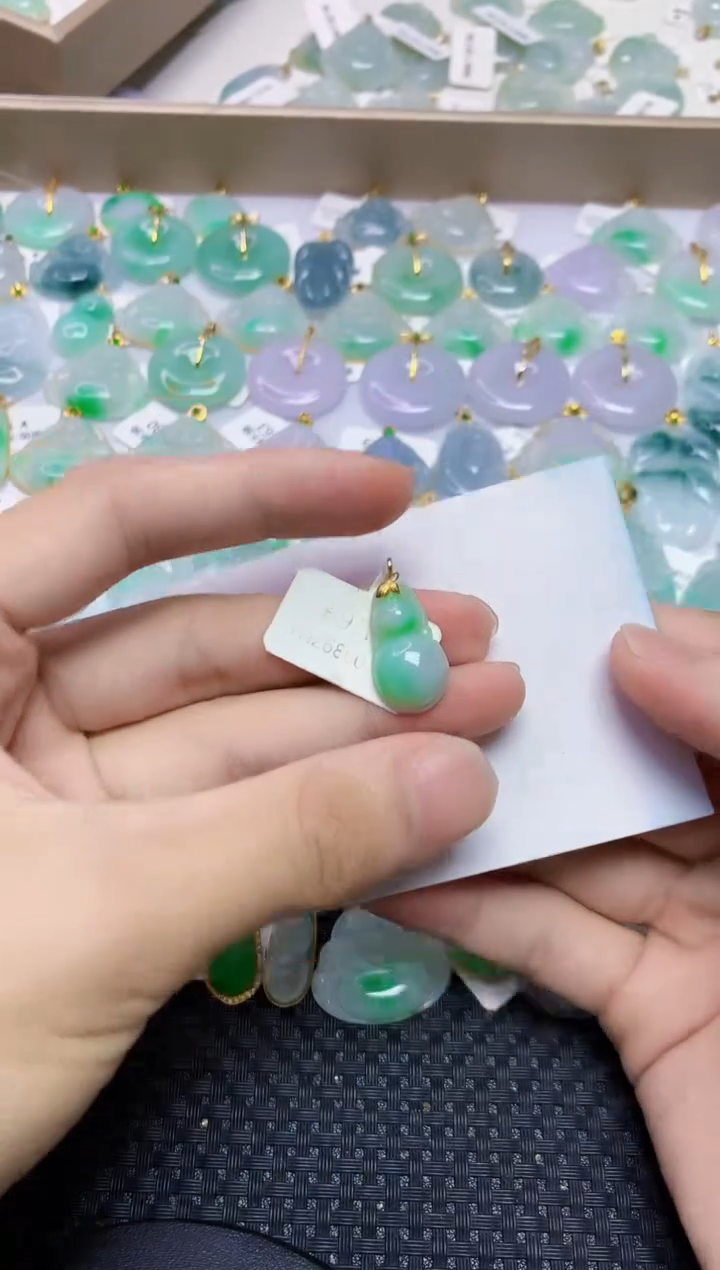 翡翠18K金镶嵌颈饰5645456456454