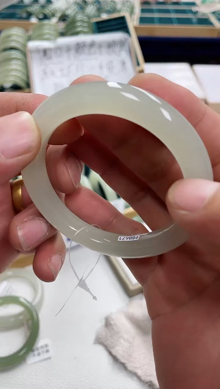 未镶嵌手镯和田玉哈***哈和田玉手镯2100001