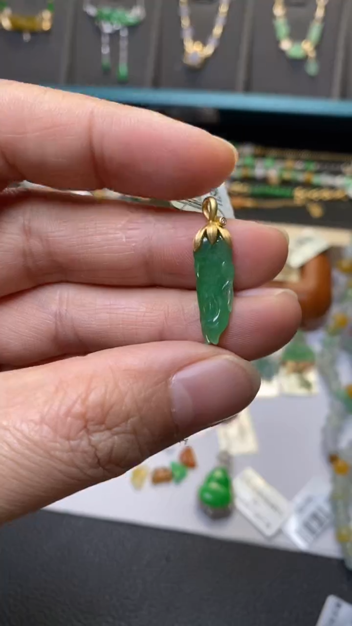 颈饰18K金镶嵌翡翠40367