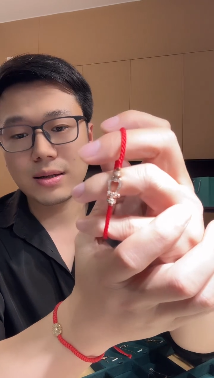 【闪购商品】钻石手链18K金镶嵌马蹄红绳