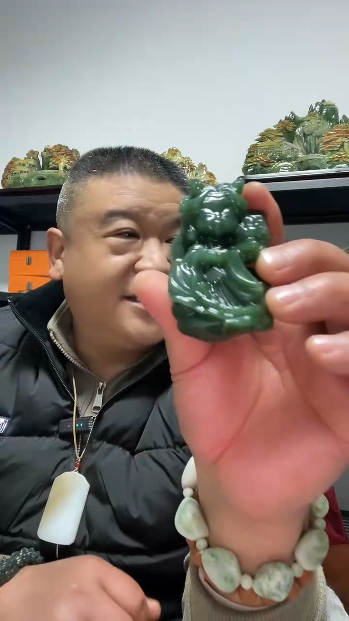 未镶嵌和田玉把件碧玉小龙女手把件