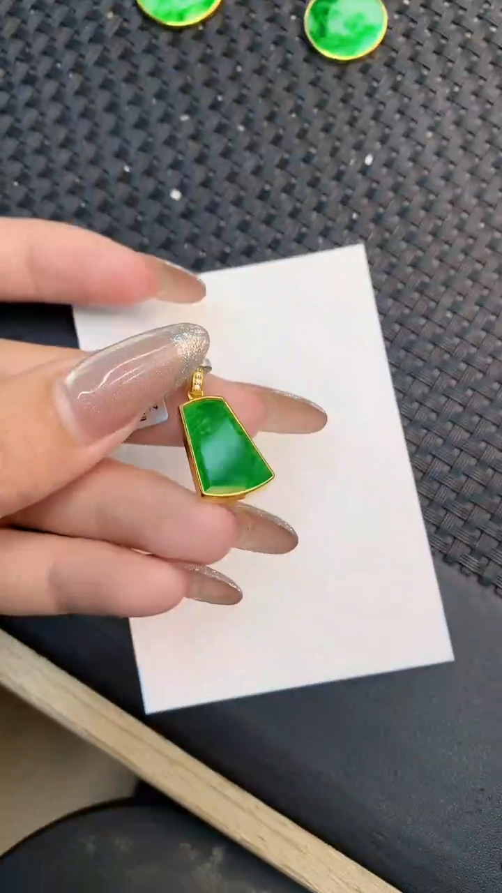 颈饰未镶嵌翡翠1