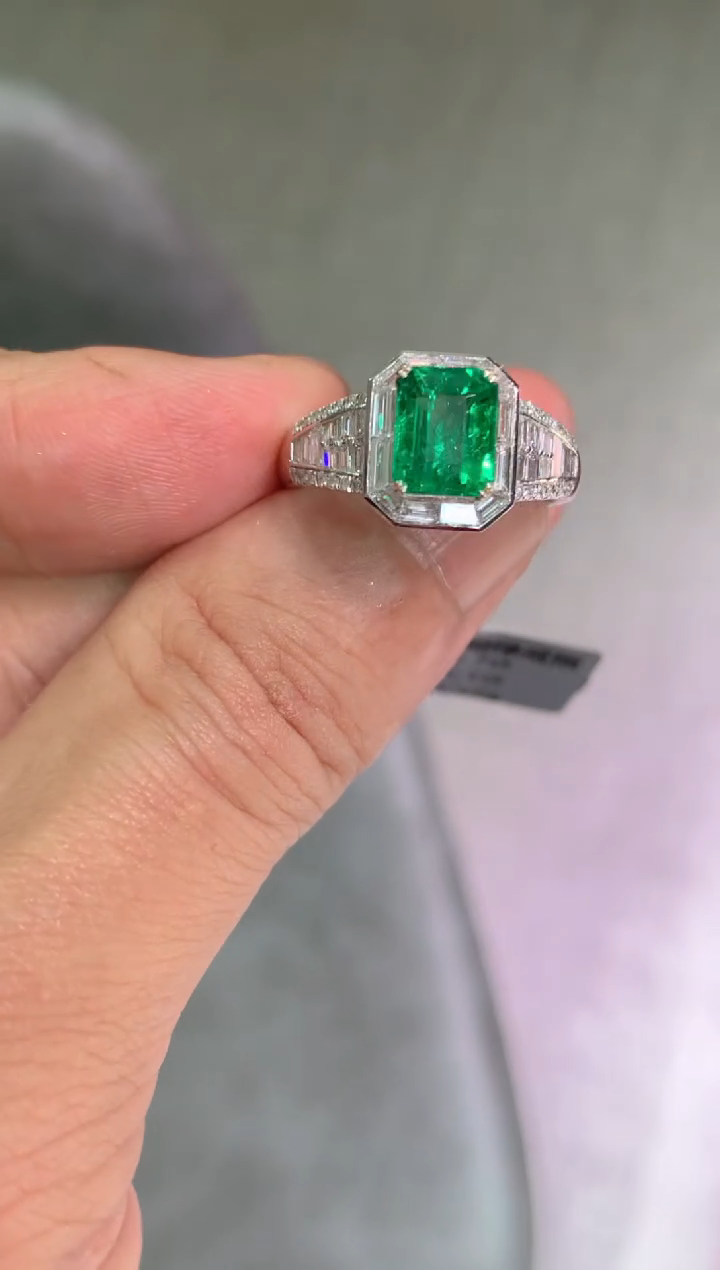 【闪购商品】祖母绿戒指18K金镶嵌1.7CT