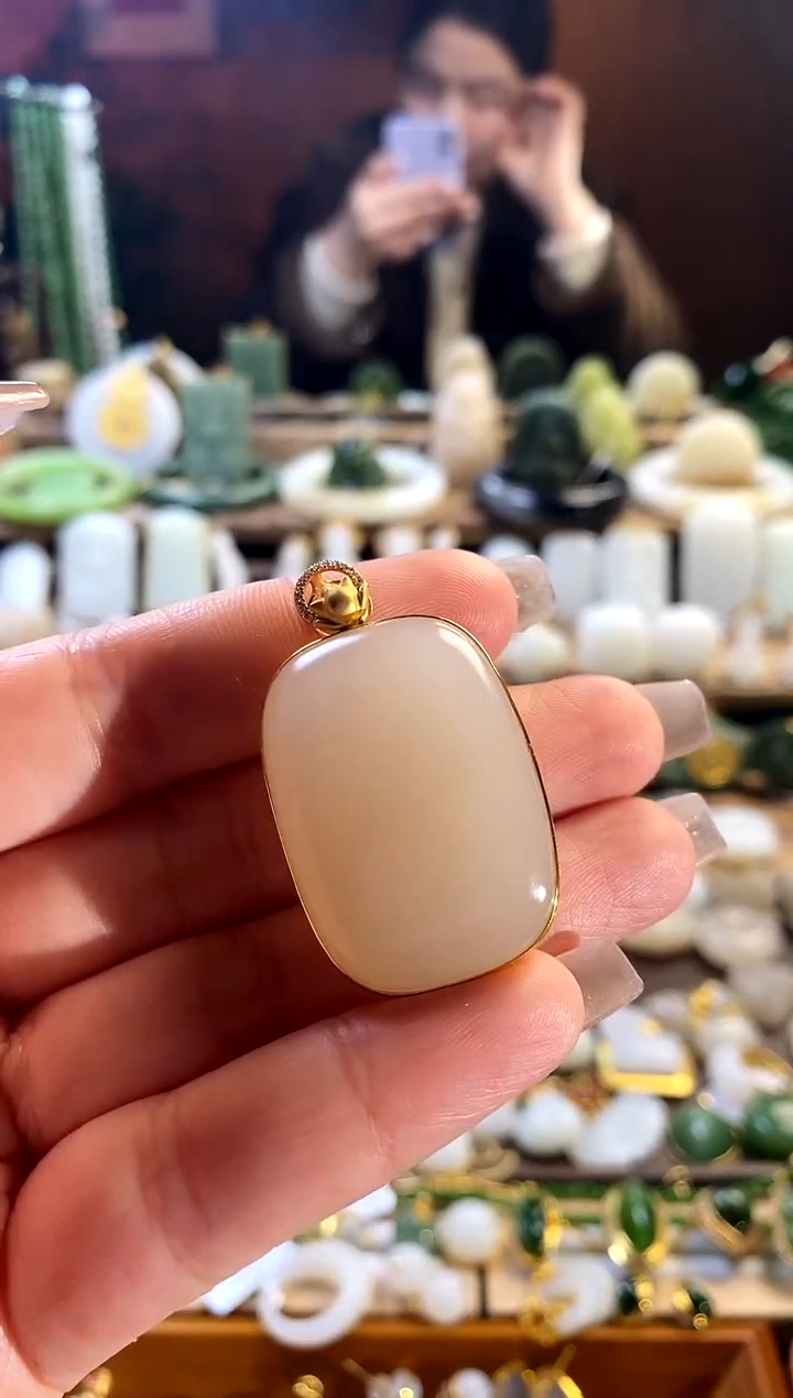 【闪购商品】和田玉吊坠18K金镶嵌。