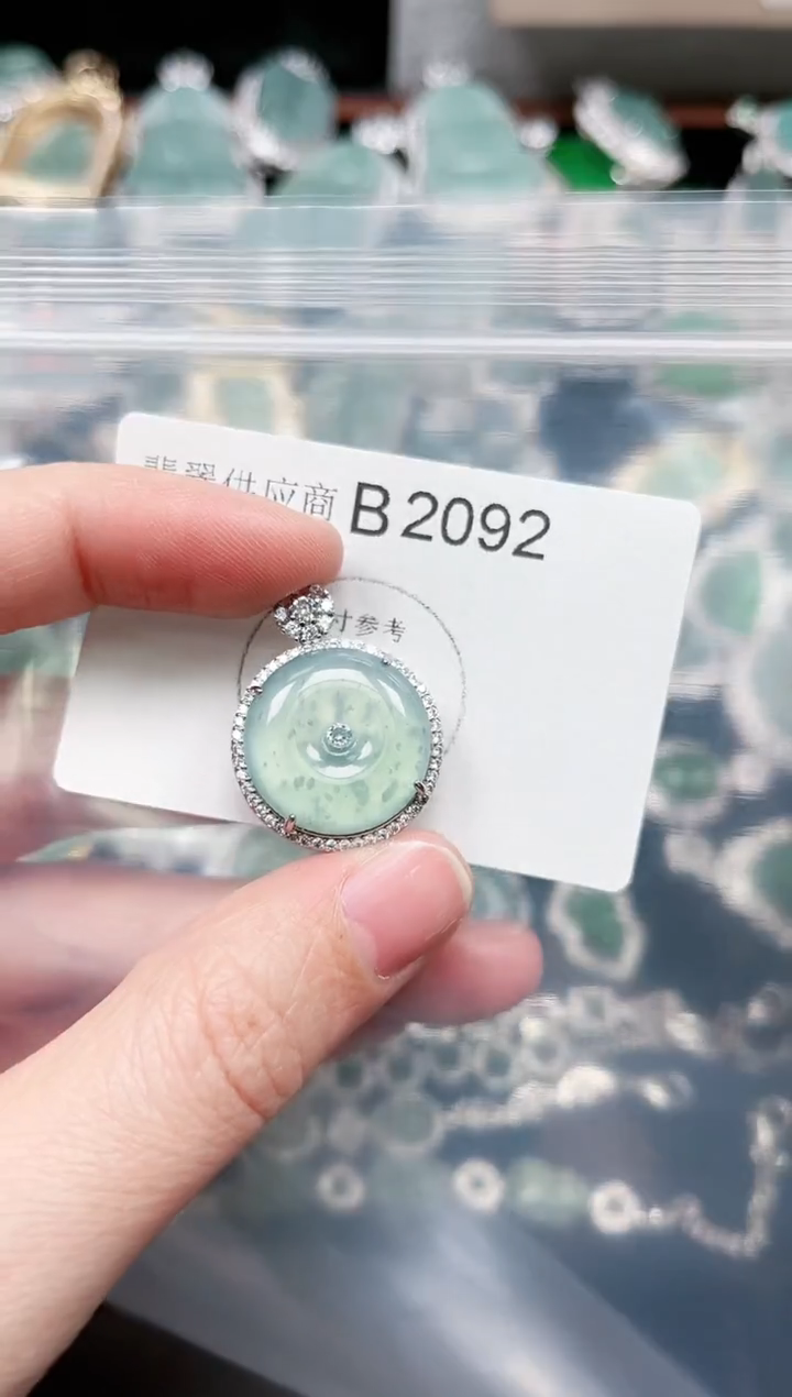 【闪购商品】翡翠颈饰未镶嵌赠皮绳2092