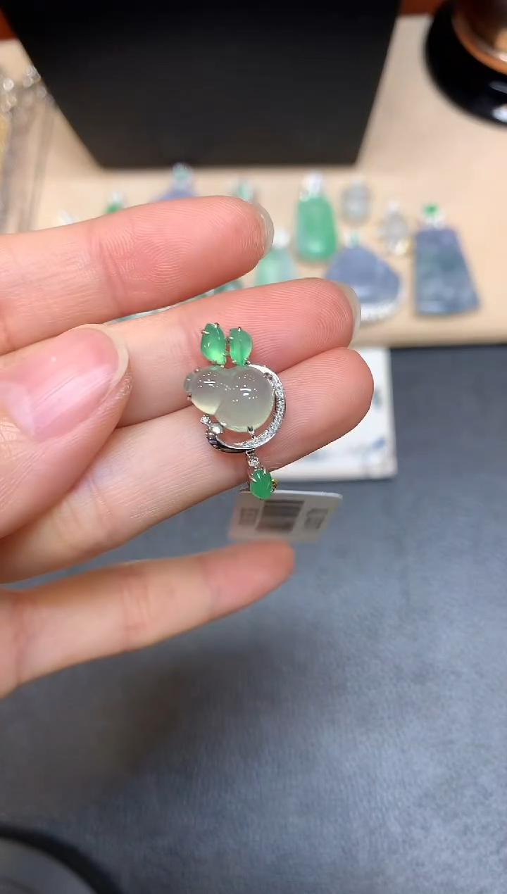 【闪购商品】翡翠颈饰18K金镶嵌葫芦【无服务费