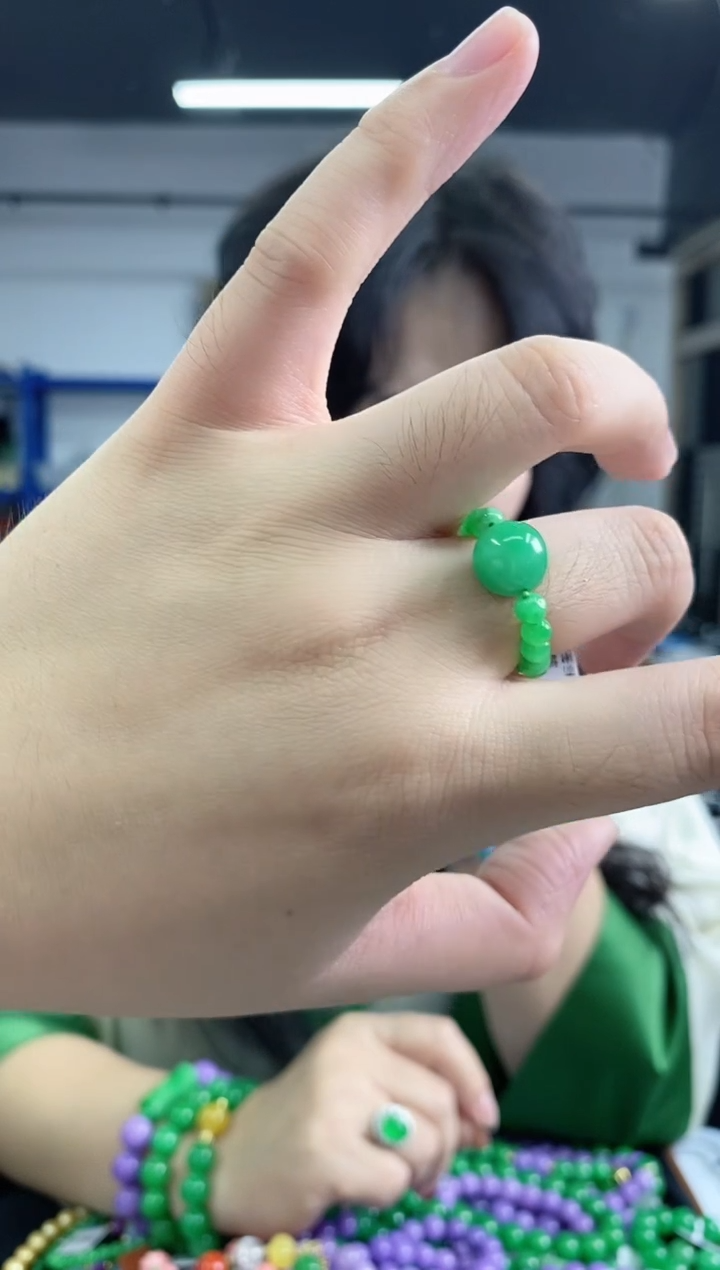 翡翠戒圈未镶嵌闪购链接未镶嵌多样性发其一，颜色微差