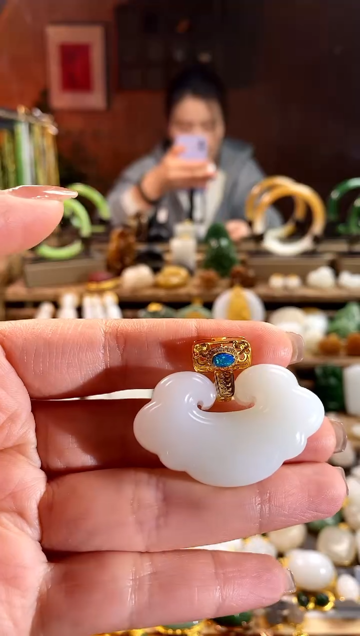 【闪购商品】和田玉吊坠18K金镶嵌。