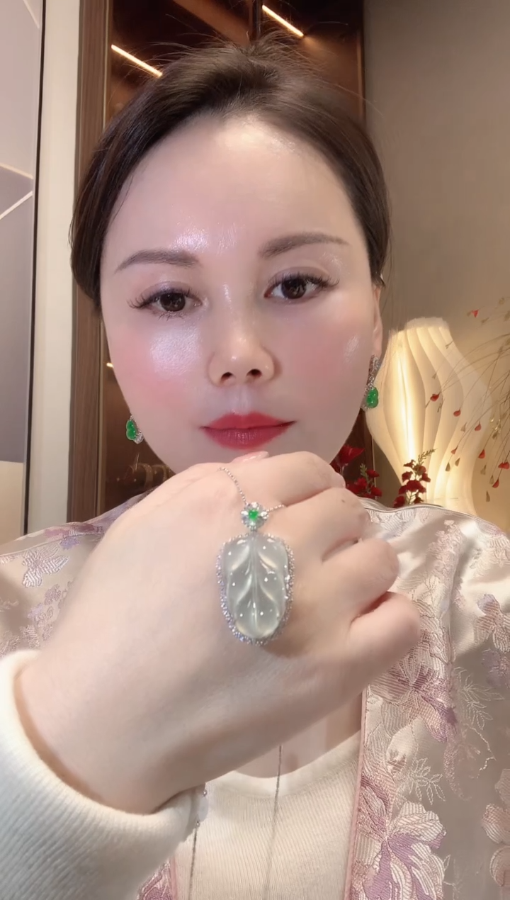 【闪购商品】翡翠吊坠(不含链)18K金镶嵌A32 