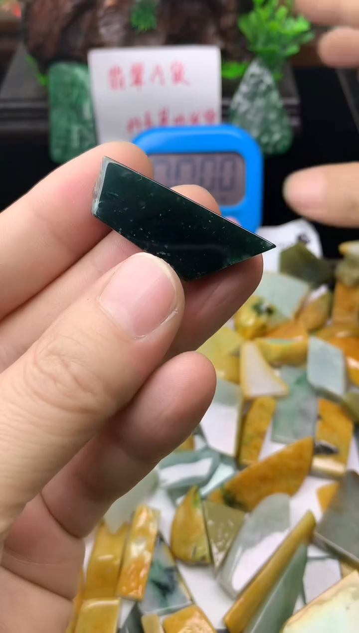 颈饰未镶嵌翡翠渡****人料子